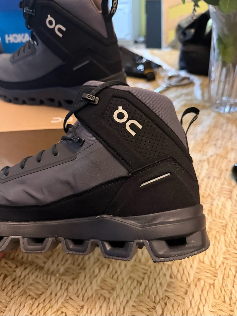 On Cloud Waterproof Trail Boots in Black/Grey cloud ridge sz 9 m new !!